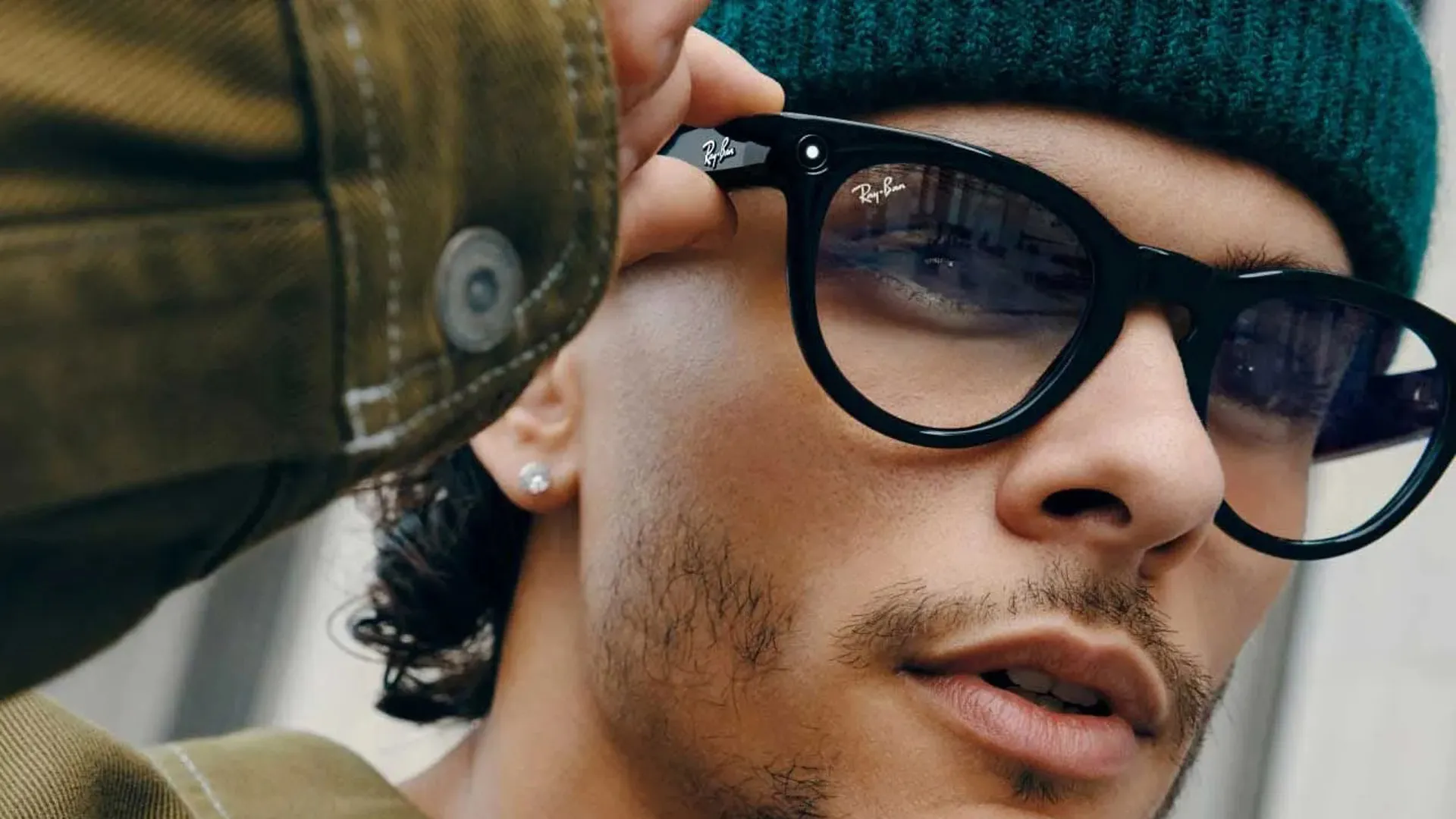  hombre agarrando sus lentes